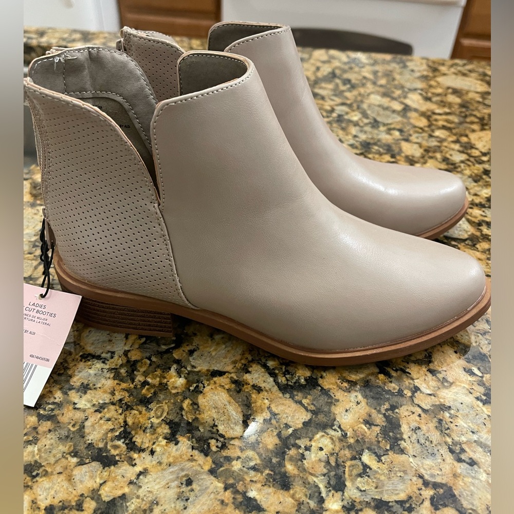 Brand New Serra Ladies Side Cut Booties. Cream. Size 8
No box